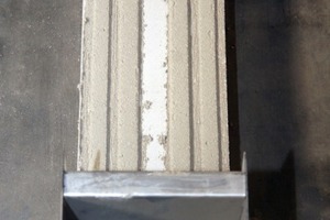  Bild 10: Das Bild zeigt deutlich den gleich-mäßigen Auftrag des Dünnbettmörtels mit Mörtelschlitten mit grobem Zahnbild 