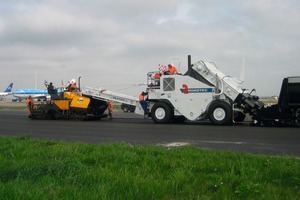  1 Der patentierte Nachmisch-Beschicker Roadtec SB-2500D fährt zwischen Lkw und Fertiger und sichert den kontinuierlichen Non-Stop-Einbau. Zudem sorgt er für optimale Temperaturen des Einbaumaterials und verkürzt unproduktive Lkw-Wartezeiten 