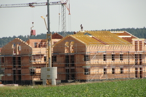  Die erste Bauphase des Wohnparks „Paulinchen“: Mittels des praktischen MauerTec-Verfahrens ließ sich der Rohbau in kurzer Zeit errichten. Bereits im Sommer 2012 wurde der Dachstuhl gezimmert. 