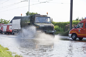  Unter allen Arten von Nutzfahrzeugen ist natürlich der Unimog, Kraft seiner Konstruktion und Auslegung, das prädestinierte und bewährte Fahrzeug für alle Hilfseinsätze. Gerade im Hochwassereinsatz zieht der Unimog seine Karten: Die Zufahrtswege zu den Deichen sind oftmals viel zu schmal für größere Lkw, besonders im Begegnungsverkehr bei überfluteten Feldwegen. Zudem verformen schwere Fahrzeuge die aufgeschwemmte Deichbasis und können diese zum Kollaps führen. Der Unimog hingegen kann mit seiner kompakten Ausführung vor den Deichen wenden und auf dem weichen Grund fahren, ohne den Bodendruck zu erhöhen. www.mercedes-benz.de 