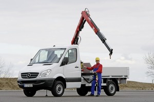  Fassi – Sprinter mit Normal-Radstand mit Ladekran von Fassi einschließlich passender Pritsche. Der elektrisch angetriebene Kran des Typs Fassi F22A.22 ist quer hinter dem Fahrerhaus montiert. Er erreicht mit manueller Verlängerung eine Auslegung von maximal 8,05 m und trägt in diesem Fall 185 kg. Der Schwenkbereich beläuft sich auf 210 Grad 