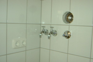  Bild 06: Doppelter Wasserhahn im Bad. Die Mieter haben die Wahl, ob sie gebührenpflichtiges Trinkwasser oder kostenloses Grauwasser für die Waschmaschine nutzen.
Foto: König
 