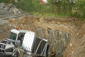  Pilotbohrung im Hilfsrohr. Im Hintergrund die ICE Strecke 