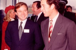  1977: Prinz Charles im Gespräch mit Firmenchef Anthony Bamford.  