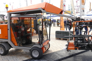  Die Optimas H 99 Pflasterverlegemaschine wurde auf der bauma vorgestellt. Sie ist eine komplette Neukonstruktion, die mehr Leistung bei weniger Verbrauch realisiert. 