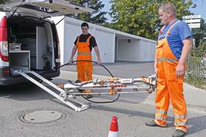  Stativ und Kamera sind über ein 10 m langes Kabel mit dem Rechner im Einsatzfahrzeug verbunden 