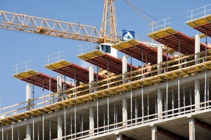  Eine besonders sichere Lösung wurde zur Herstellung einer Aufstockung am Bauteil Riegel gefunden. Hier musste in 40 m Gebäudehöhe rund um das Gebäude eine um 1,35 m auskragende Decke betoniert werden 