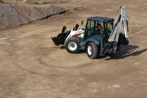  Einen sehr kleinen Wenderadius erreicht der Baggerlader Terex 980 Elite mit AllradlenkungFoto: Terex 