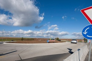  Gerade bei Verkehrsabschnitten mit einem hohen Lkw-Aufkommen, insbesondere in Kreisverkehrsanlagen, bewährt sich das Bauen mit Beton gegenüber der konventionellen BauweiseFotos:HeidelbergCement/Fuchs 