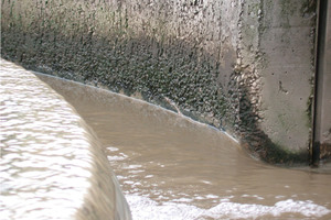  Das mit Chemikalien zersetzte Abwasser greift die Betonoberfläche der Becken an.  
