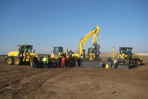  Eine große Flotte von New Holland Baumaschinen der Firma Porr (hier eine Auswahl), teilweise mit GPS ausgerüstet, baut den Mittelabschnitt der M6 Autobahn Foto: New Holland 