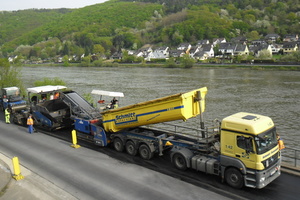  Bau einer Deckschicht aus Walzasphalt mit 30 % Henauer Quarzit an der Mosel. Beim Einbau ist die Aufhellung noch nicht sichtbar, da das Gestein zu diesem Zeitpunkt noch vom Bitumen umhüllt ist. 