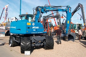  Atlas 160W SR (SR steht für Short Radius, also verkürzten Heckschwenkradius) mit breiter Bandenmark-Sonderbereifung und speziellem, seitlich verstellbarem Ausleger 