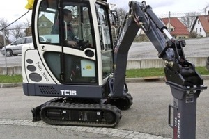  Der 1,7 t schwere Terex TC16 besitzt dualen Antrieb und Kabelzuführung (oben am Kabinendach) mit wahlweisem Betieb von 13-kW-Diesel- oder 7,5 -kW-Elektromotor 