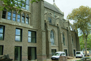  Bild 01: Baustelle Herz-Jesu-Kirche in Pesch. 2009 – 2011 Nutzungsänderung, öffentlich geförderter Wohnungsbau unter besonderen Auflagen des Brand- und Denkmalschutzes.Foto: König 