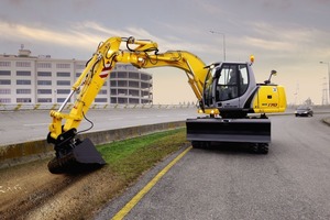  Für das parallele Arbeiten entlang von Leitplanken, Zäunen und neben Straßenrändern erhielt dieser New Holland WE170 einen seitlich verschwenkbaren AuslegerFoto: New Holland 