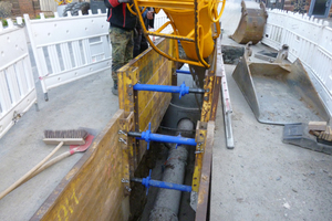  Bei Verwendung der Funke Auftriebssicherung wird im ersten Arbeitsschritt bis zur Unterkante des verlegten Rohres verfüllt  