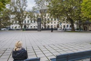  Vor der Neugestaltung stand das Denkmal verloren im öffentlichen Raum. Nun wird es von Passanten zentral wahrgenommen.  