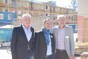  Die Aktion „Lebensraum Ziegel“ will über die vielfältigen Stärken des Baustoffes Ziegel aufklären. Dipl.-Ing. Clemens Kuhlemann (Deutsche Poroton), Dr.-Ing. Thomas Fehlhaber (Unipor) und Hans R. Peters (Mein Ziegelhaus) koordinieren die Informationskampagne. 