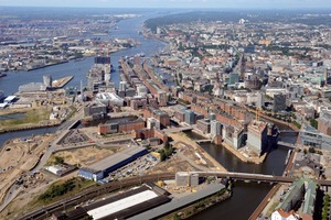  1 Hamburger HafenCity: trotz der Lage am Wasser wird das Areal nicht eingedeicht, sondern auf 7,5 bis 8,0 m über NN. angehoben. Auf den so gebildeten Warften werden die neuen Gebäude errichtet. Sie stehen in der Regel auf Pfählen, die rund 20 m tief in den Erdboden reichenFoto: ELBE &amp; FLUT, Quelle: HafenCity Hamburg GmbH2 Blick auf den Marco-Polo-Tower, der zwischen der zukünftigen Elbphilharmonie und dem Science Center inmitten der HafenCity liegt3 Aco Drain Schlitzrinnen ermöglichen eine sichere und diskrete Entwässerung. Die Rinnensysteme sind wahlweise in Polymerbeton oder Kunststoff erhältlich, die aufgesetzten Schlitzrahmen bestehen aus feuerverzinktem Stahl oder Edelstahl. Neuerdings lassen sich die Rahmen auch mit LED-Beleuchtung ausstattenFotos: Aco Tiefbau 