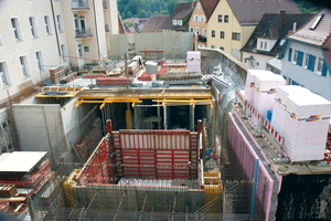  Vordergrund: Die Innenschalung für den Röntgenraum ist gestellt. Die Bewehrung lässt die Dicke der Wände erahnen. Am rechten Rand wird ohne Außenschalung gegen das Transformatorenhaus betoniert. Im Hintergrund die Stadtmauer 