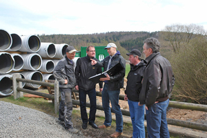  Baubesprechung vor Ort: Polier Andre Schröter, Bauamtsleiter Volker Witzel, Planer Dipl.-Bauing. Jens Lüdecke, Bauleiter Dipl.-Ing. Ekkehard Horn und Funke-Fachberater Dipl.-Ing. Martin Ritting (v.l.). 