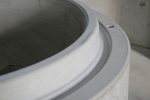  4 Hochqualitative Oberflächen der Betonfertigteile – im Bild die umlaufende Nut zur Aufnahme des Tok-Seal-Sandschlauchs 