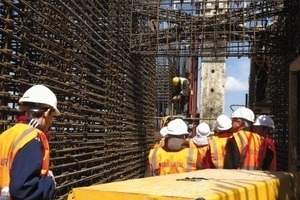  Studierende bei der Baustellenerprobung eines neu entwickelten Konsistenzprüfers (links) und bei der Besichtigung der spezielle Bewehrungsführung für Erdbeben­sicherung an einem Hochhaus in Istanbul (rechts) 