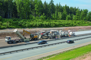  Die EUROVIA-Niederlassung Betonstraßenbau baut im Zuge des Ausbaus der BAB A 9 in Thüringen rund  550.000 m² und somit ca. 165.000 m³ Straßenbeton mit dem Wirtgen Gleitschalungsfertiger SP 1500 als zweischichtigen Beton ein 