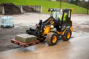  Der neue kompakte 2,5 t-Radlader 403 von JCB mit Knicklenkung ist prädestiniert für Einsätze auf engstem Raum. 