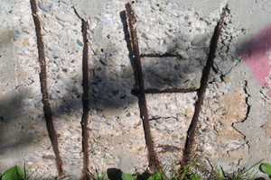  Stahleinlagen am Spindelbauwerk: Durch eine zu geringe Betondeckung kommt es zur Karbonatisierung des Betons und der Stahl beginnt zu rosten. 