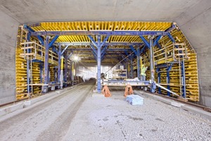  Ein- und Ausschalvorgang sowie Verfahren der für den unregelmäßigen Querschnitt maßgeschneiderten Tunnelschalwagen erfolgt vollhydraulisch 
