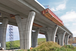  Die Gesimskappenbahn GKB auf Basis des Variokit Ingenieurbaukastens erweitert das Anwendungsspektrum dieses Systems auch im Bereich des Brückenbaus 