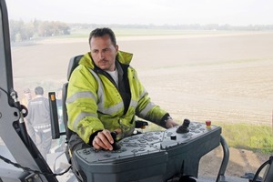  Wilfried Wild, Fertigerfahrer:  „Diese riesige Maschine lässt sich genauso unkompliziert steuern wie die kleineren Vögele Fertiger. Einfach klasse, die ErgoPlus BedienphilosophieFotos: Joseph Vögele AG 