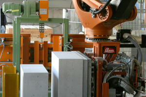  Bild 4: Die gehärteten Elemente werden durch einen Roboter in einer neu installierten Verpackungsanlage schnell und trocken auf Paletten verpackt 
