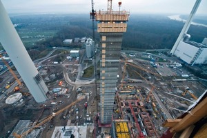  Rund 120 m hoch ragen die Treppenhaustürme des neuen Blocks 8 des Rheinhafen-Dampfkraftwerks. Zum Einsatz kamen hier 7200 m3 Beton C 30/37 