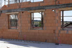  Wenn Bauteile mit erhöhter Wärmeleitfähigkeit die Gebäudehülle unterbrechen, entsteht eine Wärmebrücke. Planer müssen daher beispielsweise umlaufende Fensteranschlüsse besonders detailliert nachweisen. Passende Systemprodukte oder moderne Software schaffen hier Abhilfe. 