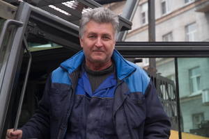  Fahrer Albert Saidov bedient den Sennebogen 640 und hebt die tonnenschweren Bauteile in den 25 m tiefen Kanalschacht. 