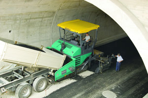  Der leistungsfähige Raupenfertiger Super 1800-2 deckt ein vielfältiges Anwendungsspektrum wie den Bau von Autobahnen, Stadt- und Landstraßen sowie Kreisverkehre ab. Wie alle Maschinen der „Strich 2“-Generation ist der Super 1800-2 mit dem Bedienkonzept ErgoPlus ausgestattetFoto: Joseph Vögele AG 