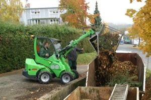  Mit optimal gewählten Anbauausrüstungen werden viele Arbeiten schneller und effizienter erledigt; dieser Laub-Kippbehälter am Avant-Lader fasst weit mehr als eine LeichtgutschaufelFoto: Avant 