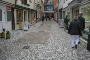  Straße wird zur Gasse: Im dritten Bauabschnitt der Unteren Breiten Straße wurde Einsteinpflaster mit Granit-Kleinpflaster kombiniert. 