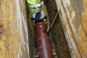  Nach dem Begradigen der Sohle wird die Auftriebssicherung über die gesamte Länge der Haltung mit einem Abstand von jeweils 2 m aufgestellt, die Rohre aufgelegt und mit einem Spanngurt fixiert. 