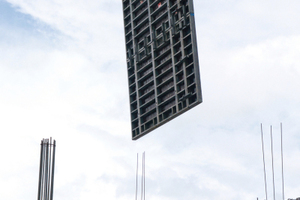  Manto groß in Form: Das Manto-Großelement XL (2,70 m x 3,60 m Schalfläche) ist das meist benutzte Schalgerät beim Bau der Weser-Ems-Halle 