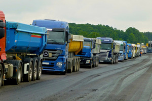  Eine Situation, die durch Just-in-time-Belieferung vermieden werden kann: Lange LKW-Standzeiten auf der Baustelle 
