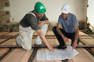  Fachliche Beratung auf der Baustelle vor Ort: Stefan Gregor, Polier der BAWO Bauen &amp; Wohnen, Berlin, erläutert Roger Schmidt, Produktmanager Ziegeldecke bei Wienerberger die Besonderheiten dieses Verlegebereiches 