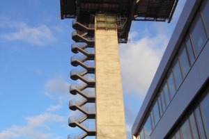  Der 72 m hohe BBI-Tower der Deutschen Flugsicherung bildet das Herzstück des neuen Flughafens. Für ein optimales Betonbild sorgten die Schalungsplatten der Marke Betoplan TOP von Westag &amp; Getalit, mit der die Hünnebeck-Kletterschalung belegt wurde 
