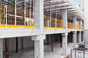  Die neue 1,10 m hohe Absturzsicherung Prokit EP 110 sichert den freien Deckenrand während der Rohbauarbeiten 