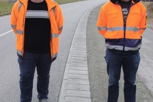 2 Straßenmeister Christian Lippl (links): „Mit dieser Bankettplatte können wir unsere Aufgaben sehr effektiv erfüllen“Fotos: Graspointner 
