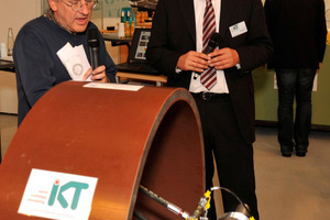  Olivier Thépot, Eau de Paris, (links) erläutert die Funktionsweise des MAC-Geräts anhand eines 1:1-Prototypen. Rechts im Bild: Bert Bosseler, IKT 