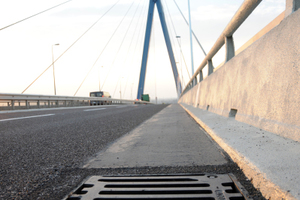  Um ein schnelles und sicheres Abfließen des Oberflächenwassers zu gewährleisten, wurde der Wasserlauf mit einem oberflächig abgeriebenen Gussasphalt versehen. 